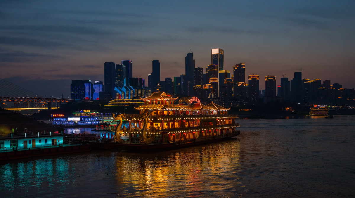重庆夜游嘉陵江.jpg
